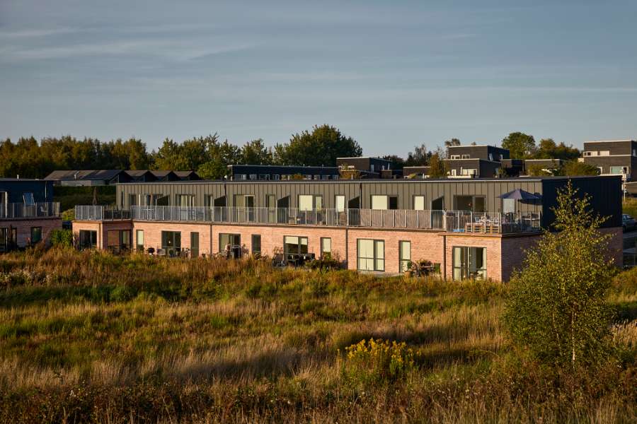 Historisk skov får åkande-nabo beklædt med stålprofiler, Åkandehaven, Langedam 1, 3250 Græsted